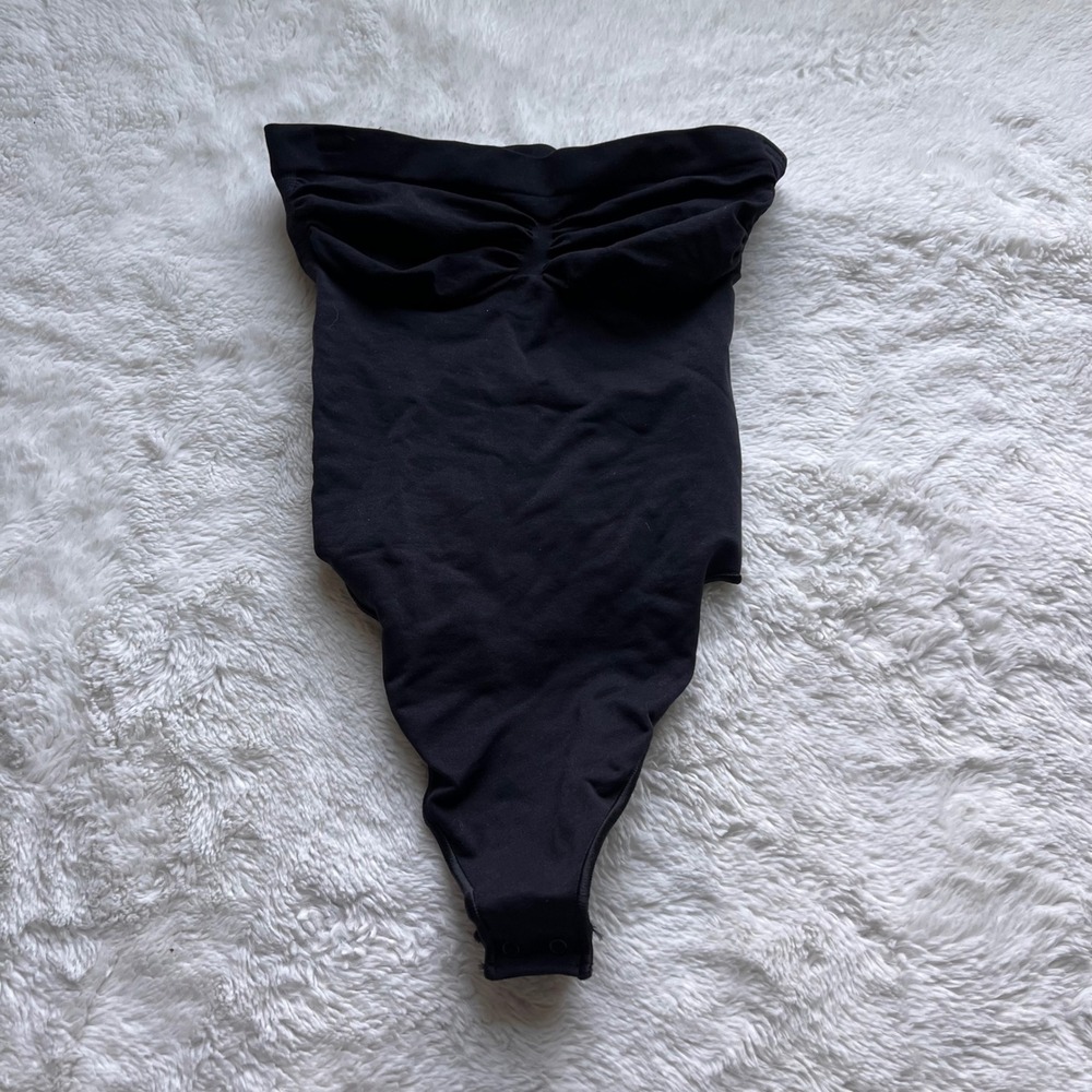 SKIMS Onyx Black Strapless Ruched Thong Bodysuit Size M Medium Compression Tube